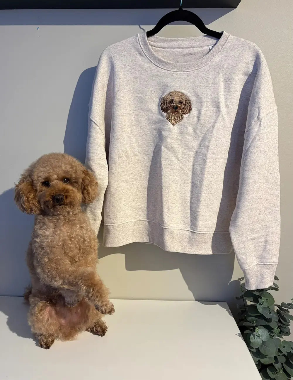 Genser med brodert portrett av hund fra fotografi