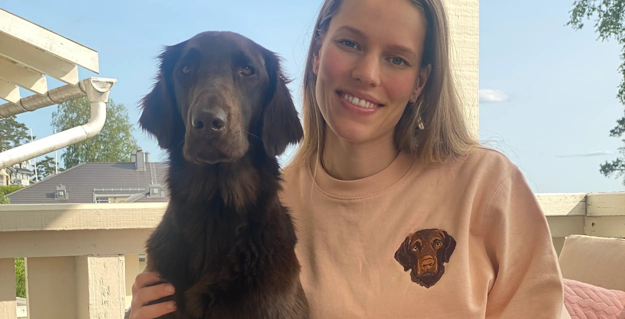 Genser med broderi av flat coated retriever