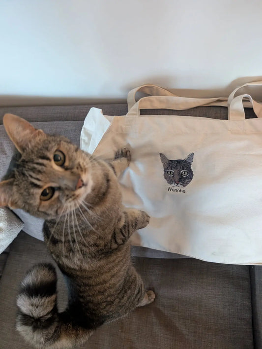 Hvit handlenett med brodert bilde av kundens katt