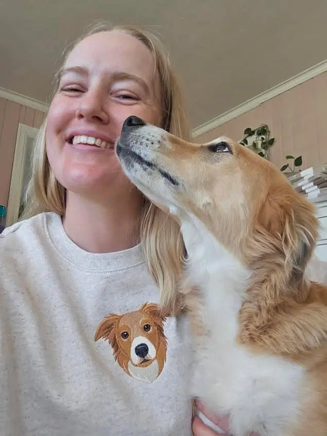 Hund og eier med hundebroderi på genser