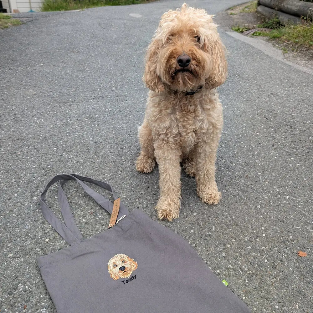 Hund og handlenett med brodert portrett