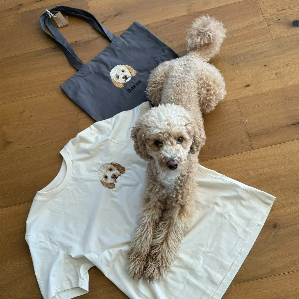 brodert hund på tskjorte og handlenett