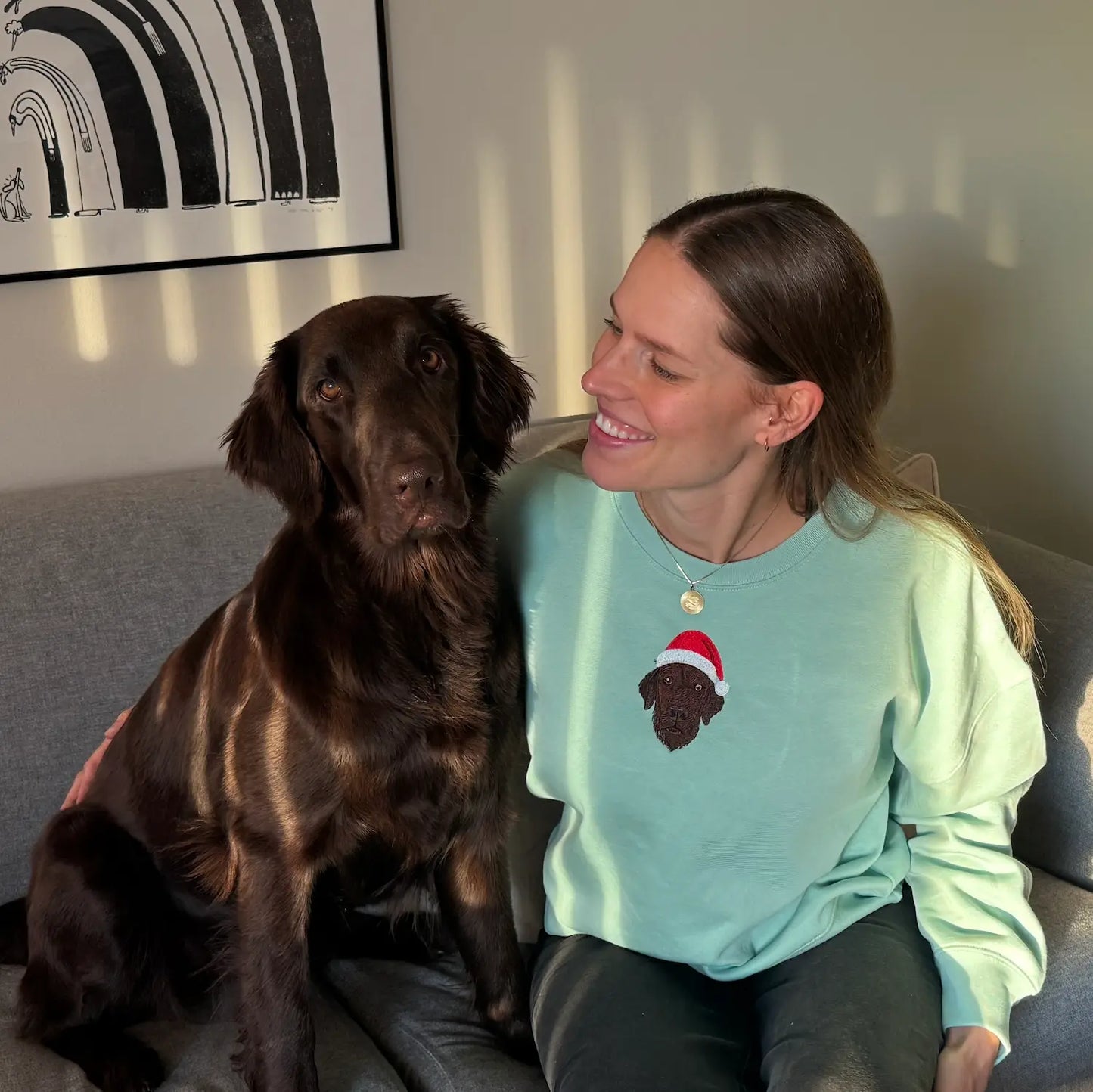 Personlig julegenser med broderi av egen hund