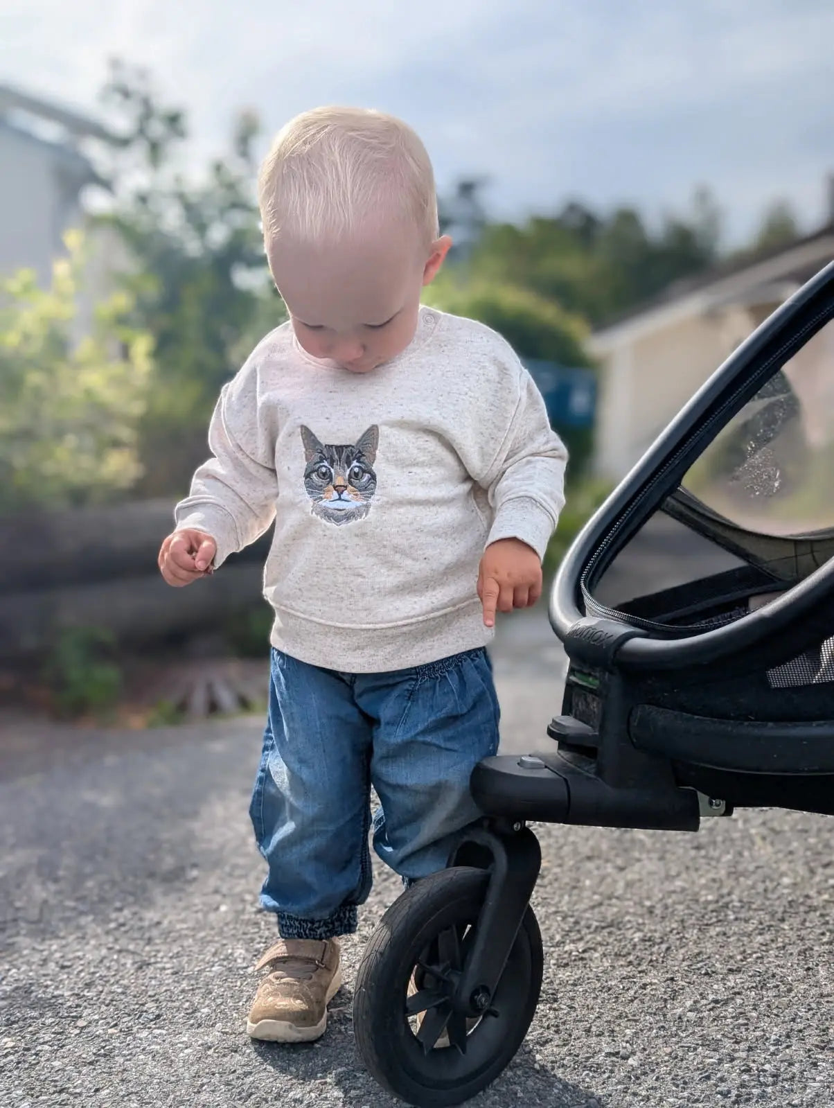 Jente med egen katt brodert på genser