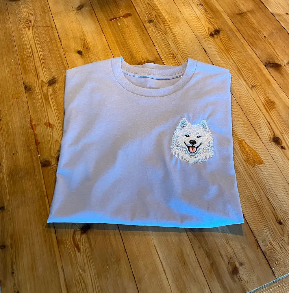 Unik t-skjorte med brodert portrett av en samojed. Perfekt gave til en dyreelsker