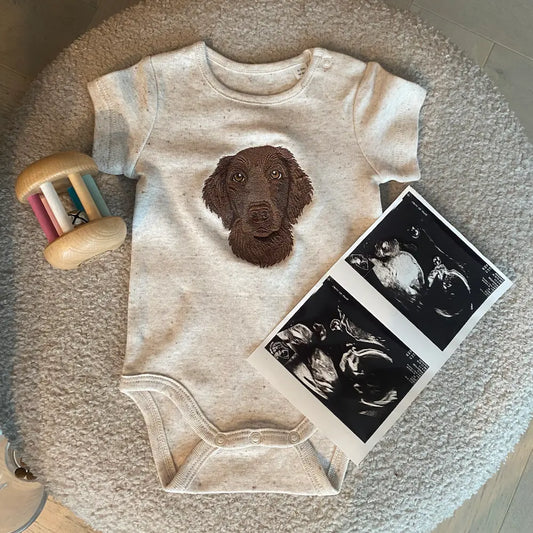 Personlig gave babyshower, body med hundebroderi av egen hund