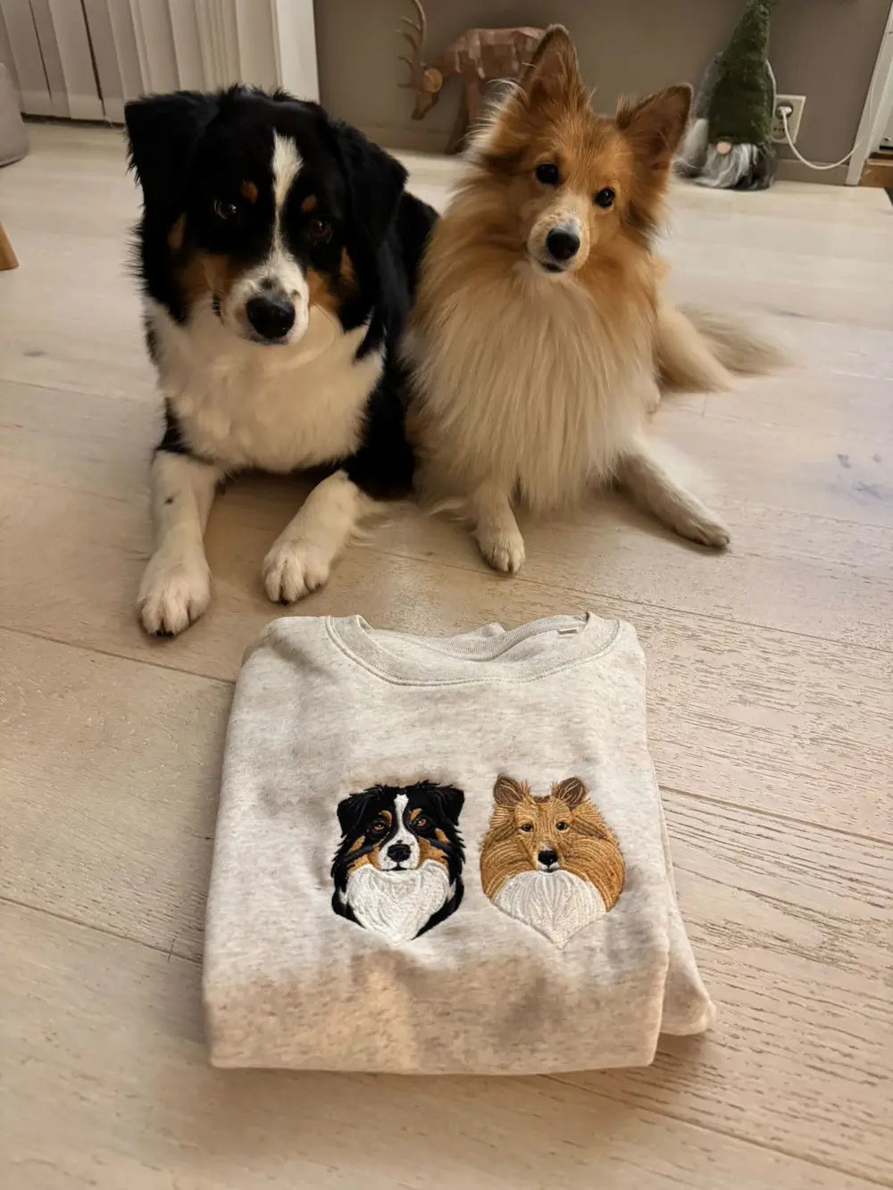 Genser med brodert portrett av hunder