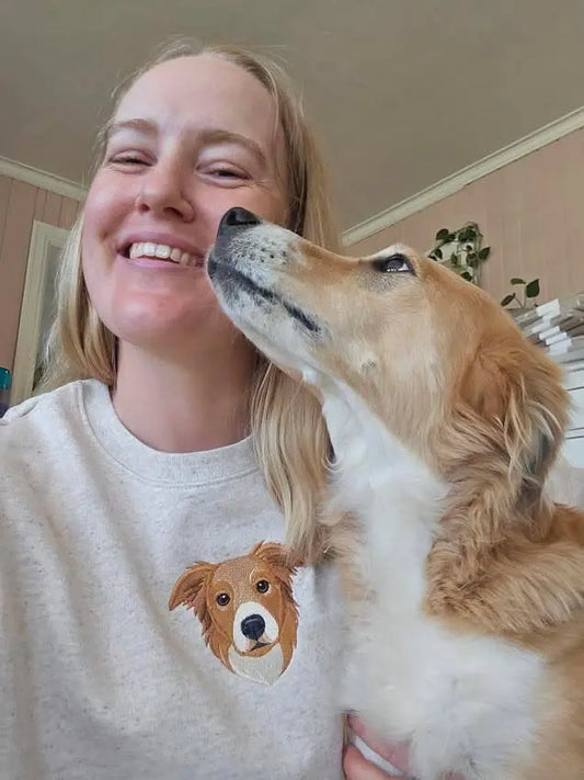 Hund og eier med hundebroderi på genser