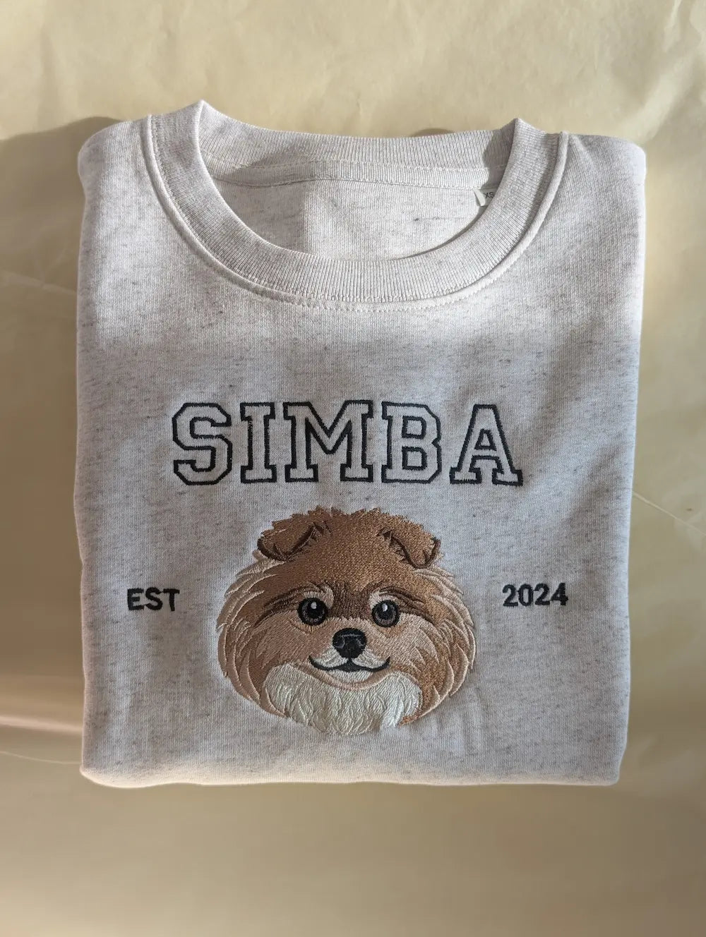Collage style genser med broderi av egen hund eller kjæledyr
