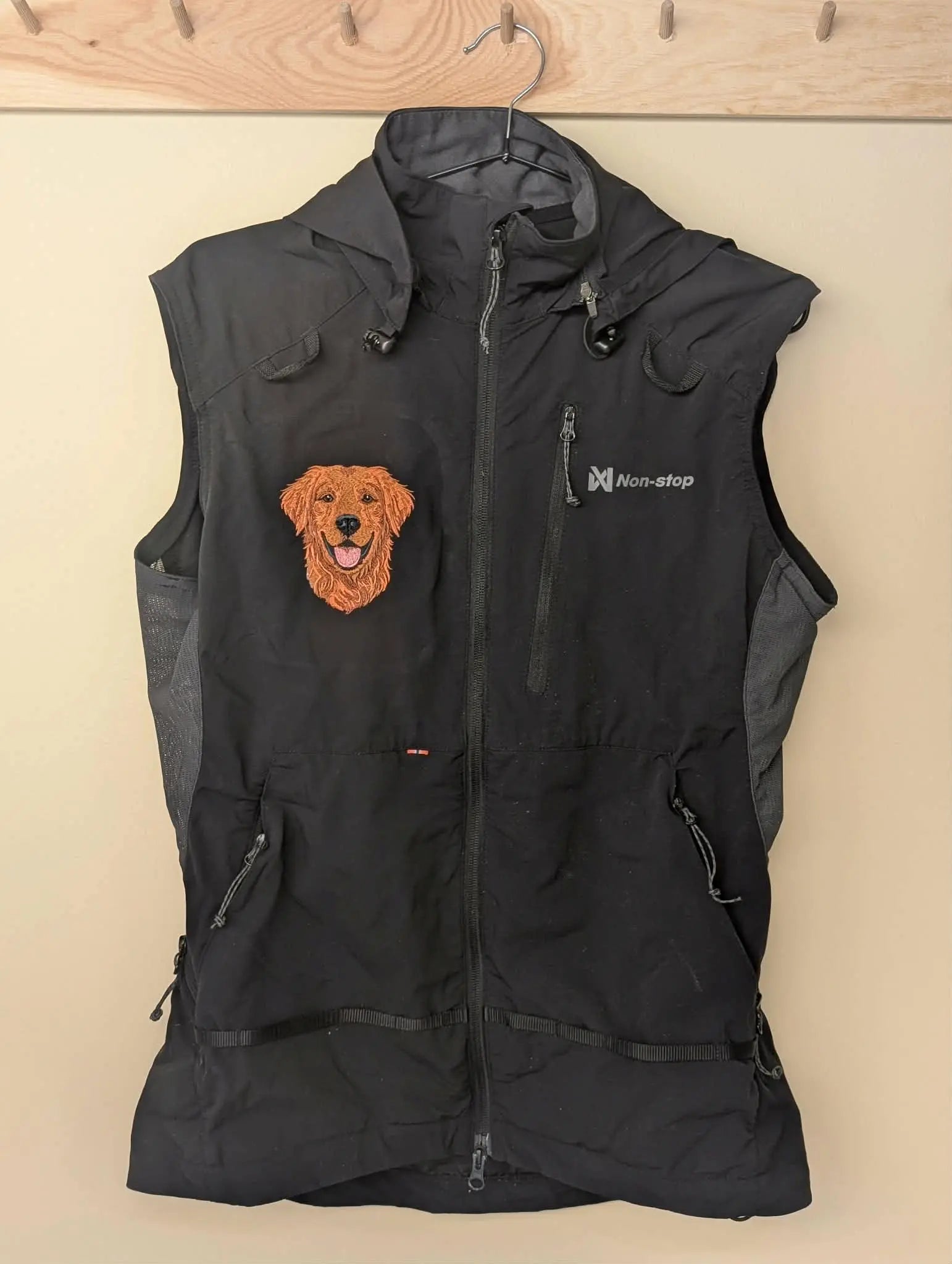 Treningsvest til hundefører med broderi av egen hund fra foto